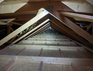 Zateplení stropu administrativní budovy pomocí foukané izolace